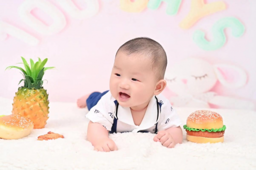 仙桃宝宝在妈妈肚子里
